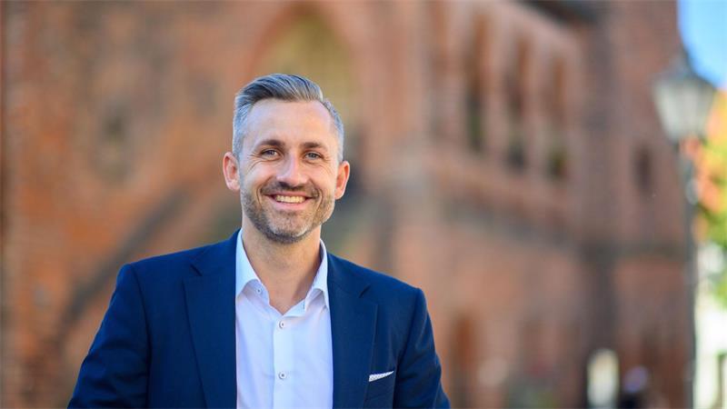 Ulrich Siegmund – gefeiert wie ein Politik-Popstar Ulrich Siegmund - ein Verkaufstalent für Raumdüfte und AfD-Politik.