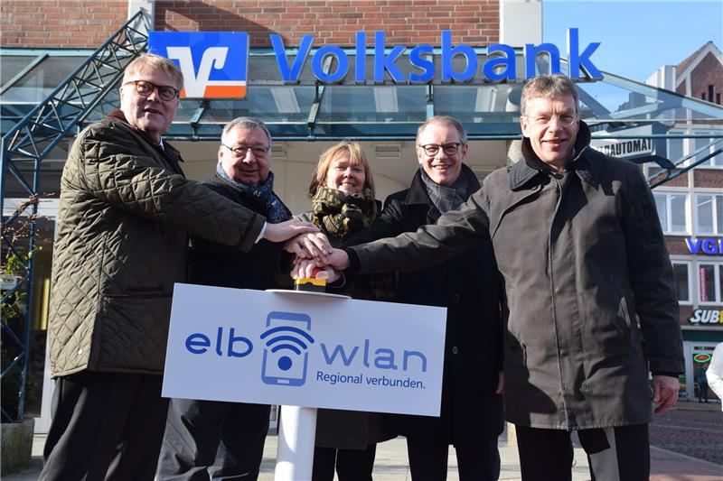 Ulrich Sievert (Volksbank), Wolfgang Drusell (Aktuelles Stade), Bürgermeisterin Silvia Nieber, Georg Lempke (TAGEBLATT) und Henning Porth (Volksbank). Foto Strüning