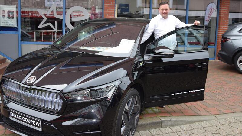 Ulrich Tietjen, Geschäftsführer des Autohauses H. Tietjen KG, präsentiert in Buxtehude das E-Auto Enyaq Coupé von Skoda. Viele Besucher seien unschlüssig, welche Antriebsart ihr nächstes Fahrzeug haben soll, hat er in Gesprächen erfahren.