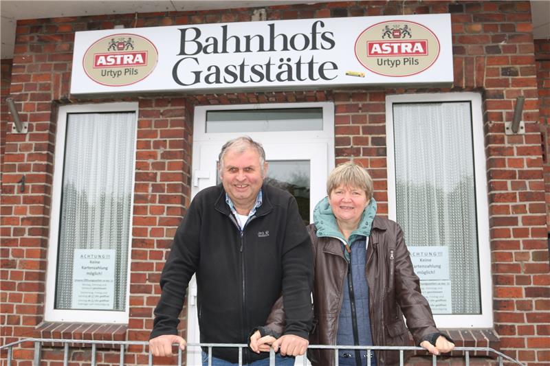 Ulrich und Anette Benecke führen seit 40 Jahren die Bahnhofsgaststätte in Apensen. Die urige Kneipe ist ein beliebter Vereins- und Dorftreff. Das Ende naht aber, da die Beneckes an die Rente denken. In diesem Jahr steht aber noch einiges an für die zwei. Foto: Giese