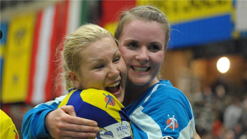 Ulrika Agren (links) und Antje Peveling feiern den Sieg.