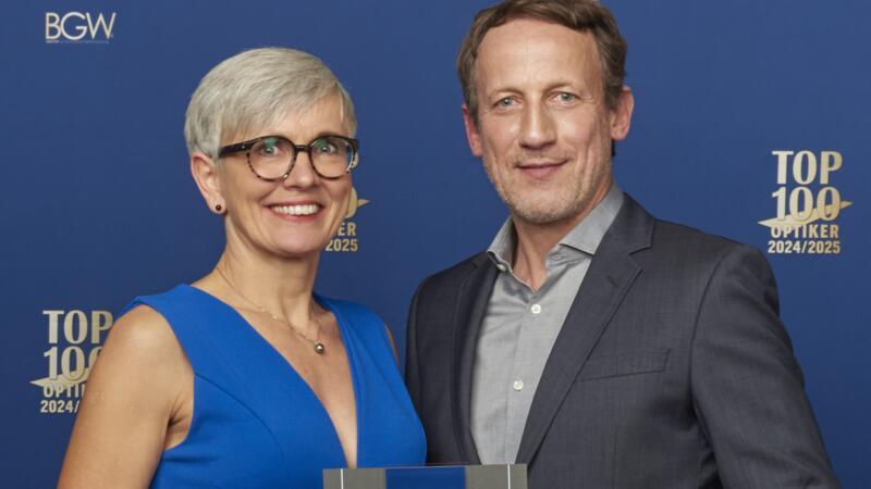 Unter den 100 Besten in Deutschland: Stader Optikerin erneut ausgezeichnet Ulrike Fischer nimmt den Preis von Wotan Wilke Möhring während der Gala in Düsseldorf entgegen.