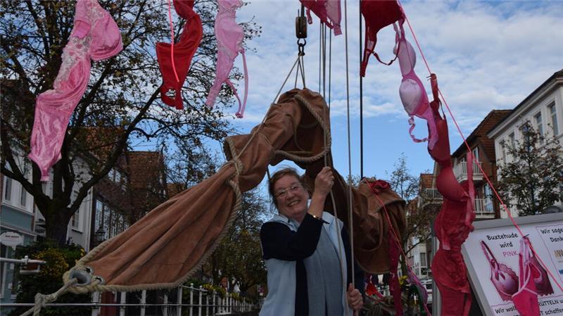 Pinktober: Darum erobern BH-Girlanden Buxtehude Ulrike Kaden, 2. Vorsitzende des Fördervereins Hafen Buxtehude und Este, hisst die pinkfarbenen BHs über die Toppen. Das bedeutet: vom Bug über die Mastspitzen bis zum Heck.