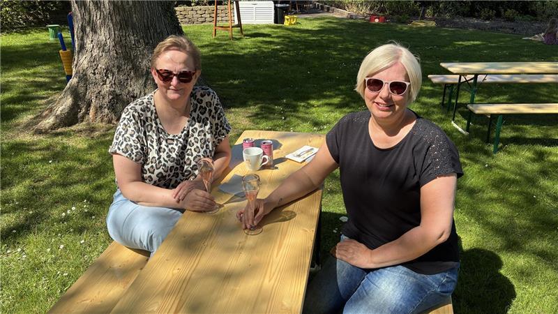 Ulrike O. (links) und Britta K. lassen es sich nach einer Fahrradtour bei der Maifeier des „Bösehof“ gut gehen.