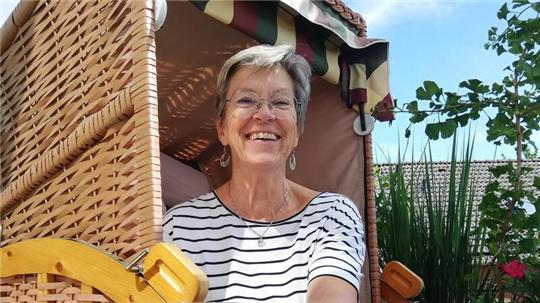 Ulrike Weichert holt sich mit Steinen und einer Mini-Pyramide auf ihrem Balkon die Erinnerungen an ihre aufregende Zeit in Kairo zurück. Foto: Dührkop