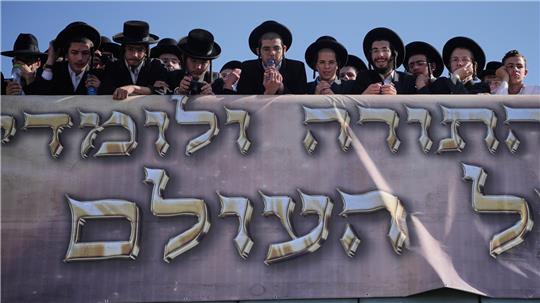 Ultraorthodoxe Juden versammeln sich zu einem Protest gegen Pläne, sie zum Dienst im israelischen Militär zu zwingen.