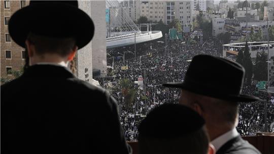 Medien: Demonstrant stirbt in Jerusalem bei Sturz aus Hochhaus Ultraorthodoxe Juden versammeln sich zu einem Protest gegen Pläne, sie zum Dienst im israelischen Militär zu zwingen.
