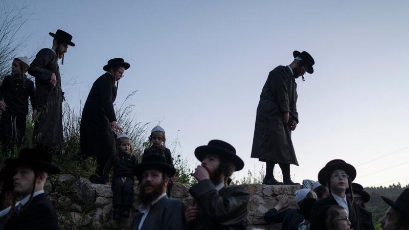 Ultraorthodoxe jüdische Männer und Jugendliche versammeln während einer Zeremonie am Stadtrand von Jerusalem (Archivbild). Israels höchstes Gericht hat geurteilt: Die Wehrpflicht gilt auch für Ultraorthodoxe.