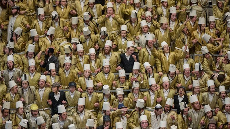 Ultraorthodoxe jüdische Männer und Jungen feiern in Jerusalem das Purimfest während des Krieges mit dem Iran.