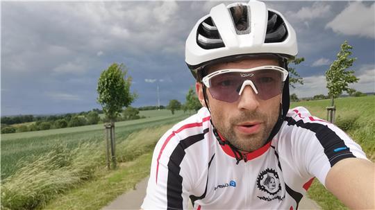 Ultrarennen im Gedenken an Gregor: Seitdem sein jüngster Sohn gestorben ist, steigt Immanuel Buchholz aufs Rad, um dem tiefen Schmerz etwas entgegenzusetzen.