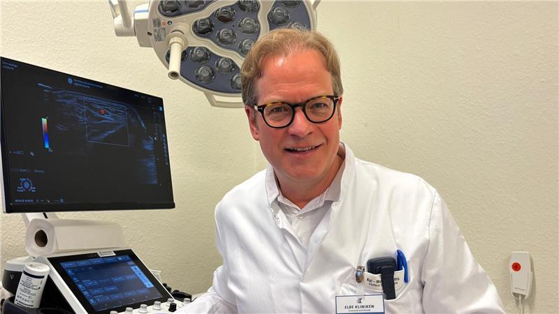 Ultraschall ist ein wertvolles Werkzeug in der Diagnostik und Behandlung von Hauttumoren. Auf dem Bild bedient Dr. Kai-Martin Thoms, Leiter der Dermatologie am Elbe Klinikum Buxtehude, ein Ultraschallgerät.