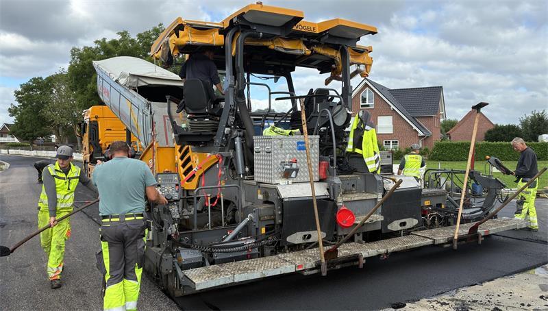 Straßensanierung: K32 wird freigegeben – Nächste Baustelle steht bevor Ultraschallsensoren am Raupen-Straßenfertiger helfen dem J.D. Hahn-Team bei der Asphaltierung der K32.