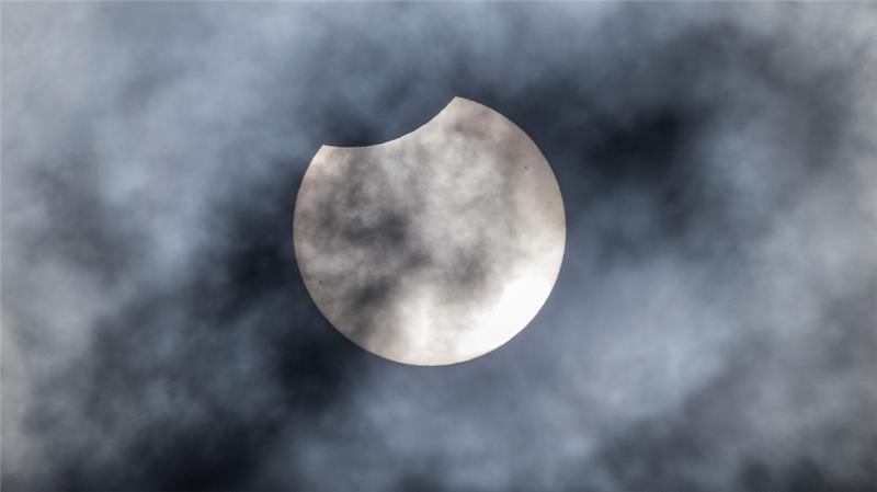 Teil-Sonnenfinsternis ist jetzt im Livestream zu sehen Um 11.21 Uhr verdeckt der Mond einen kleinen Teil der Sonne über Köln. Foto: Christoph Reichwein/dpa