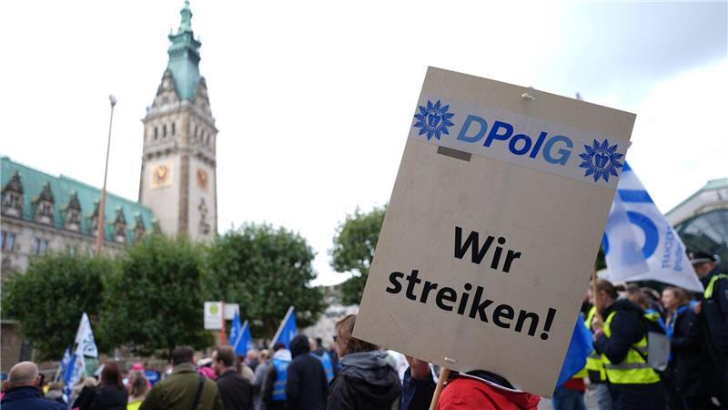 Demonstration mit 1000 Teilnehmern: Hamburger Behörden streiken Um 11.30 Uhr hatte der Demonstrationszug in Nähe des Bahnhofes Dammtor begonnen. Um 13 Uhr fand eine Kundgebung auf dem Adolphsplatz statt.