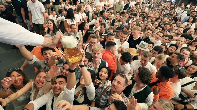 „O’zapft is“: In München beginnt das Oktoberfest Um 12.00 Uhr gibt es endlich das langersehnte Bier. (Archivbild)