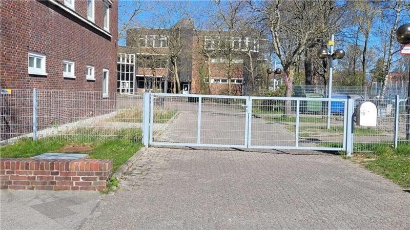 Um 13 Uhr ist der Schulhof des Lichtenberg-Gymnasiums bereits verwaist. Weder Schüler oder Lehrer noch Polizei sind zu sehen.