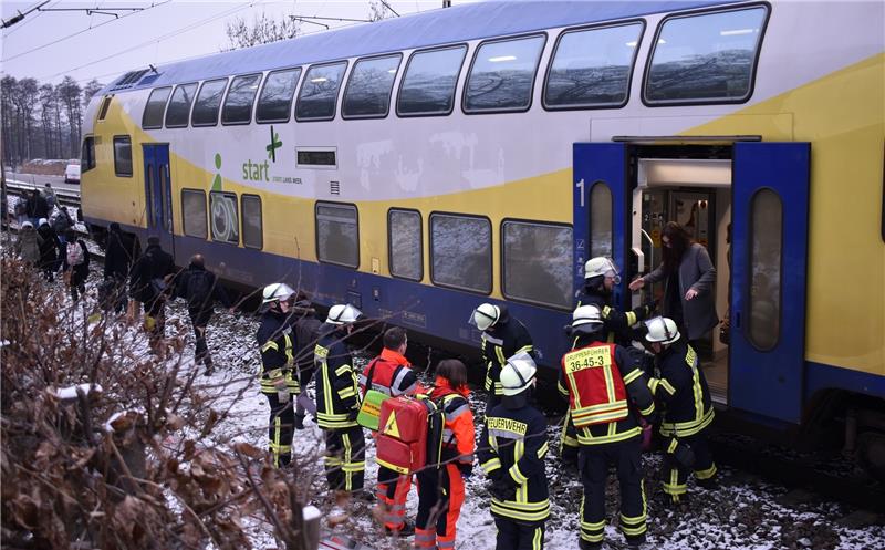 Um 15.45 Uhr evakuieren Feuerwehrleute aus Agathenburg, Dollern und Horneburg den Zug der Verkehrsgesellschaft „Start Unterelbe“: 200 Bahnreisende sitzen zu diesem Zeitpunkt bereit seit 95 Minuten in den Waggons fest. Die Bahn war um 14.10 