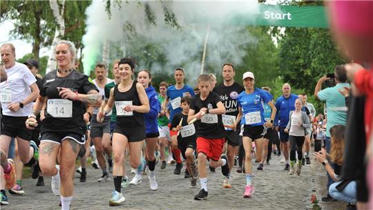 Um 18 Uhr fiel der Startschuss zum Spargellauf. Die Läuferinnen und Läufer gingen auf eine 5,5 Kilometer lange Strecke.