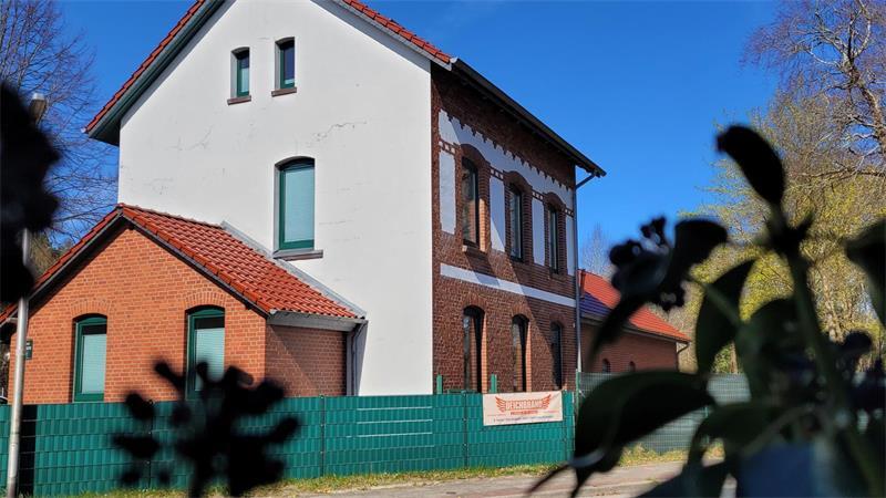 Weg aus Hamburg, aber: Auf den Umzug folgt Annas Zusammenbruch Um 1900 ist das Weichenstellerhaus am Nordholzer Bahnhof gebaut worden. Seit 2023 leben hier Anna und Torsten Geiger.