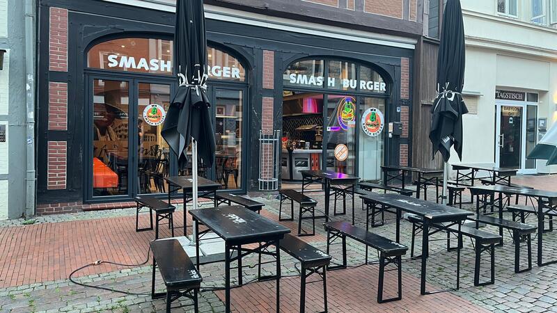 Um 21 Uhr schließt der Burgerladen, zuvor werden die Sonnenschirme zusammengefaltet.