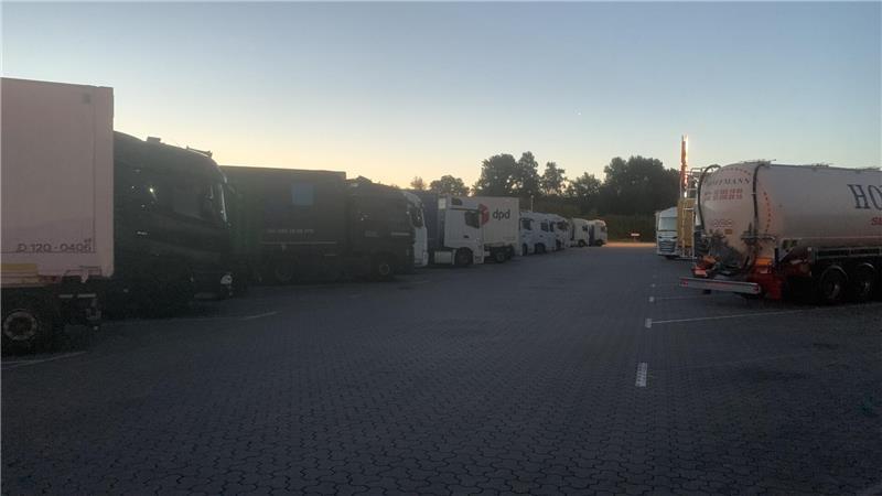 Autohof in Rade: Wo die beiden „Verrückten“ hinterm Tresen stehen Um 4 Uhr morgens schlafen viele Lkw-Fahrer noch. Allerdings gibt es auch Frühaufsteher - um diese Zeit sind die Straßen schön frei.