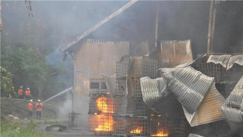 Um 6.44 Uhr wurden die Feuerwehren alarmiert. Die Rauchsäule war weithin sichtbar.