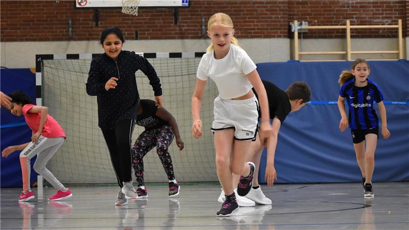 Viertklässler in der Sporthalle bei Linienläufen.