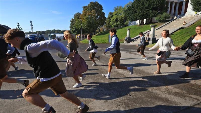 Söder lobt in Lederhose: Wiesn „einfach besser“ als Berlin Um 9 Uhr öffneten die Tore zum Gelände - und der Ansturm begann.