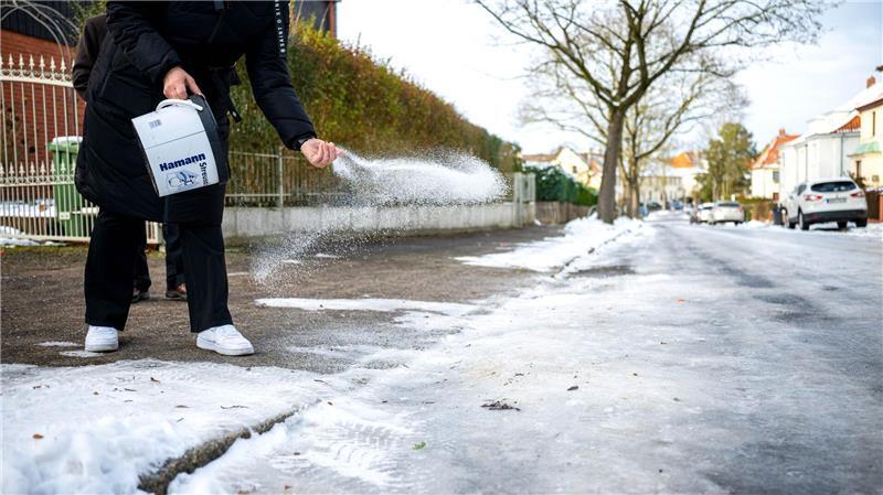 Um Gehwege und Straßen passierbar zu machen, ist derzeit viel zu tun. 