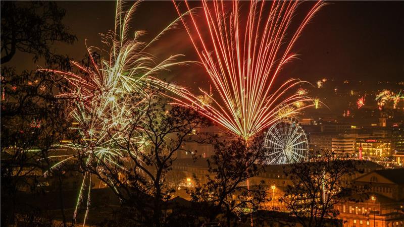 Um Mitternacht dürfte wieder ein Feuerwerk den Nachthimmel erleuchten. (Archivbild)