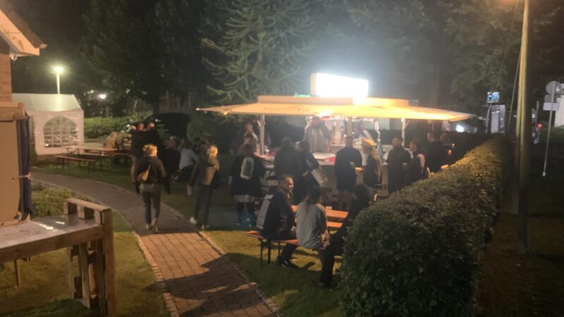 Um Mitternacht ist es am Getränkestand im Vorgarten noch gut gefüllt.