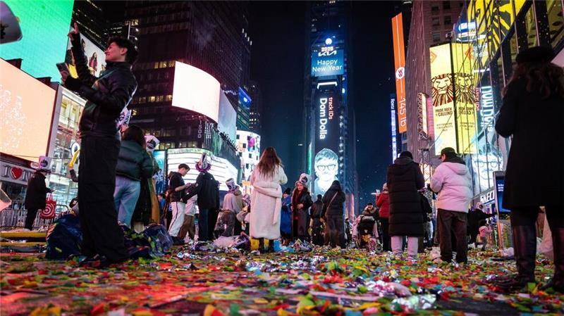 New York feiert Silvester mit Kult-Kristallkugel Um Mitternacht richten sich die Blicke auf das Times-Hochhaus.