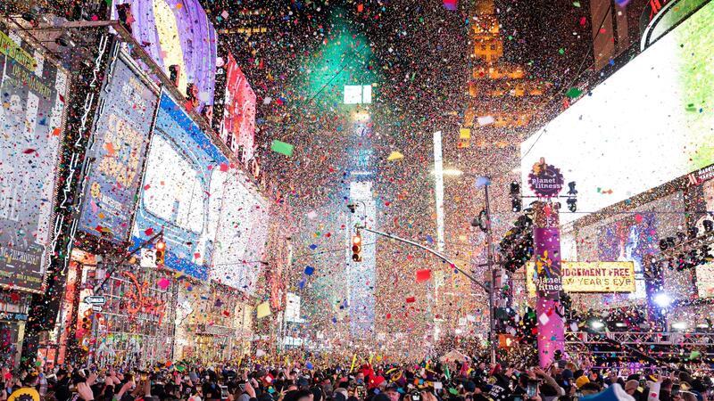 Silvesterfeier am Times Square mit Paul Anka und Flo Rida Um Mitternacht rieselt am Times Square Konfetti herab.