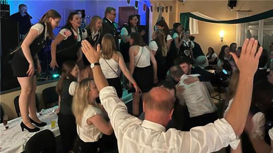 Um Mitternacht tanzen die Schützen zur Musik von Udos Tanzband auf den Tischen im Hüller Dorfgemeinschaftshaus.