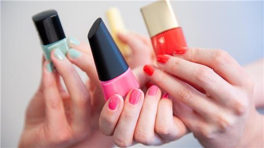 Um Nagellack umweltfreundlich zu entsorgen, sollten flüssige Reste als Sondermüll bei einer Schadstoffsammelstelle oder auf dem Wertstoffhof abgegeben werden. 