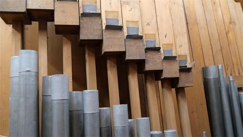 3300 Pfeifen ausgebaut: So haben Sie Buxtehudes Orgel noch nicht gesehen Um Platz zu sparen im beengten Orgelinneren hat der Baumeister Phillip Furtwängler manche Pfeifen sozusagen zweistöckig angeordnet, wobei die hölzernen oben auf ihrer Luftzuführung wie auf Stelzen stehen.