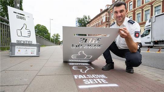 Um Unfälle mit Geister-Radfahrern zu vermeiden, sprüht die Polizei in Lüneburg Hinweise auf Radwege. 