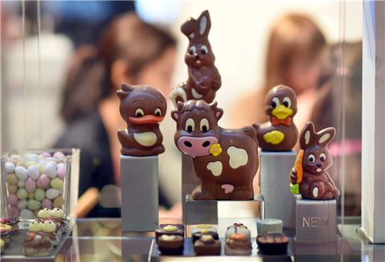Um Wege zu einer gesünderen Ernährung wird seit langem gerungen – bei den Zutaten und auch bei der Werbung. Bei Produkten, die für Kinder angepriesen werden, soll jetzt mit freiwilligen Regeln Schluss sein. Foto: picture alliance / Henning Kaiser/dpa