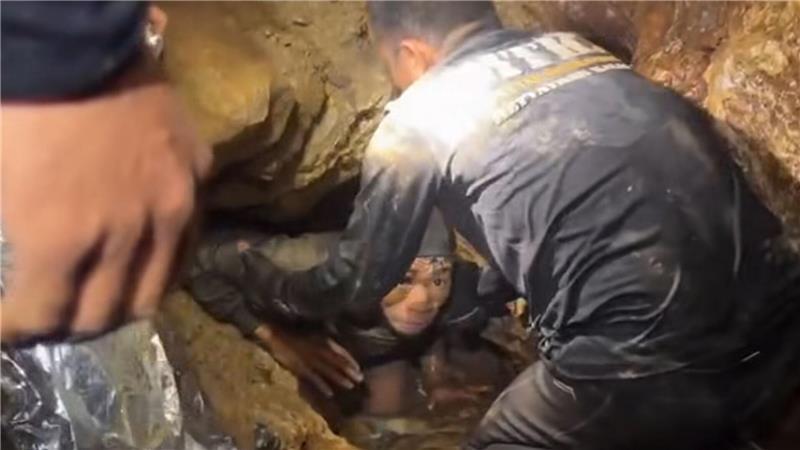 Nach erstem Erfolg: Vier Männer warten noch in Laos-Höhle Um aus dem Berg zu kommen, musste der Gerettete viele enge Tunnel und überflutete Gänge passieren.