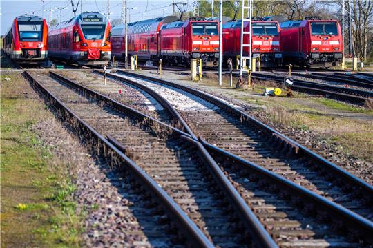 Um das Schienennetz in Deutschland wieder fit und die Bahn damit attraktiver und zuverlässiger zu machen, braucht es aus Sicht der Bundesregierung bis 2027 Gesamtinvestitionen von rund 88 Milliarden Euro.Foto: Jens Büttner/dpa