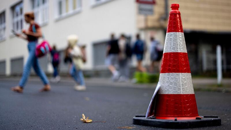 Städtetag zu „Elterntaxis“: Mehr Spielraum für Kommunen Um den „Elterntaxis“ etwas entgegenzusetzen, müssen dem Städtetag zufolge individuelle Lösungen her - zum Beispiel temporäre Straßensperrungen.