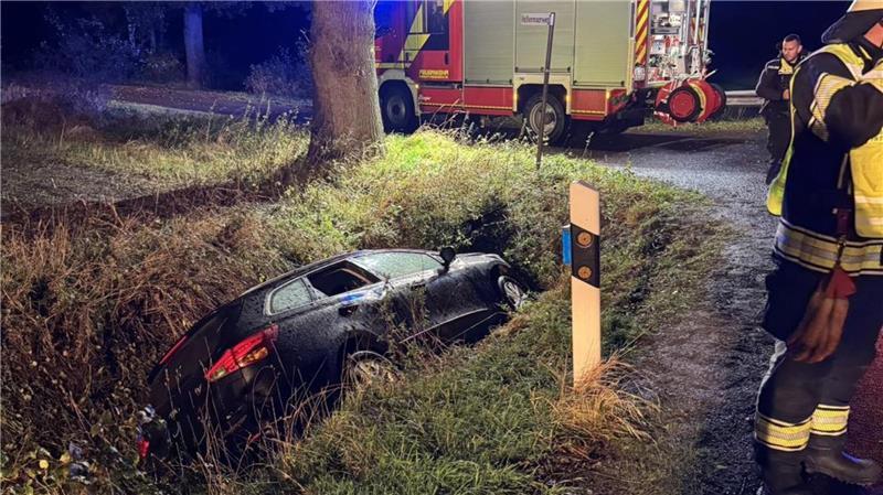 Um den Fahrer zu befreien, schlug die Polizei eine Scheibe ein.