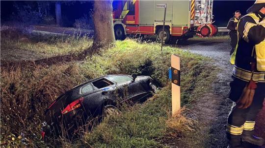 Unfall kurz vor Schwinge: Feuerwehr befreit alkoholisierten Autofahrer Um den Fahrer zu befreien, schlug die Polizei eine Scheibe ein.