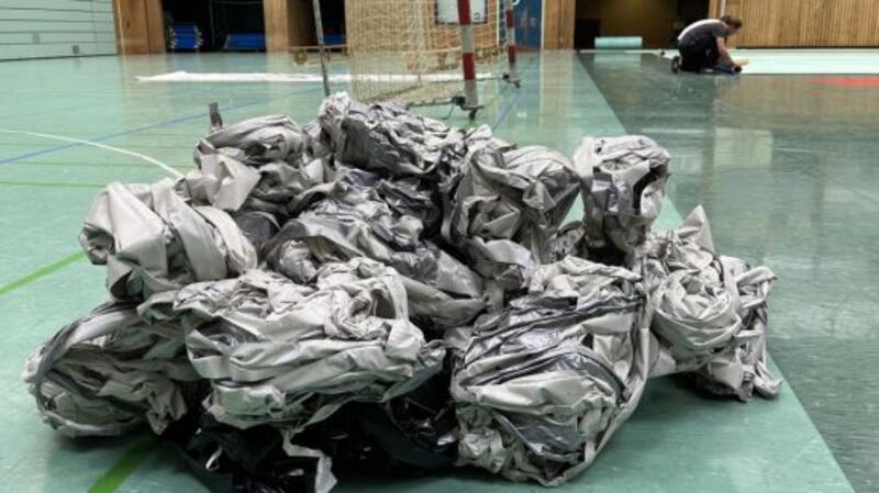 Um den Hallenboden zu befestigen, werden 800 Meter Klebeband gebraucht. Die sind nach dem Bundesligaspiel Abfall.