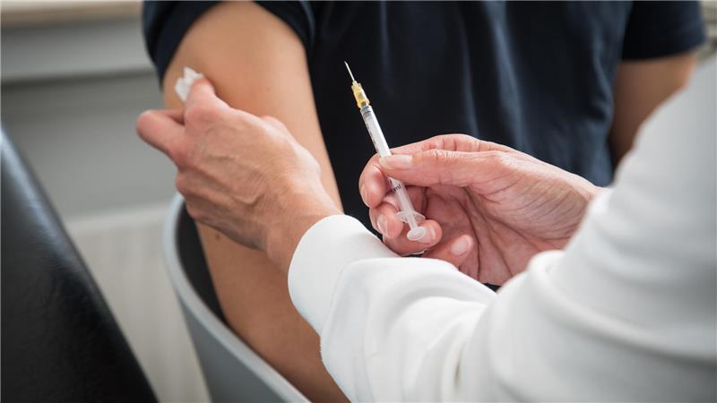 Um den Körper an das Allergen zu gewöhnen, wird es im Zuge einer spezifischen Immuntherapie in kleinen Dosen verabreicht.