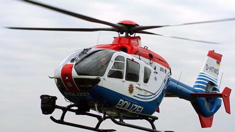 Um den Überblick über die Ausschreitungen zu bewahren, kam auch ein Polizeihubschrauber zum Einsatz. (Symbolbild)