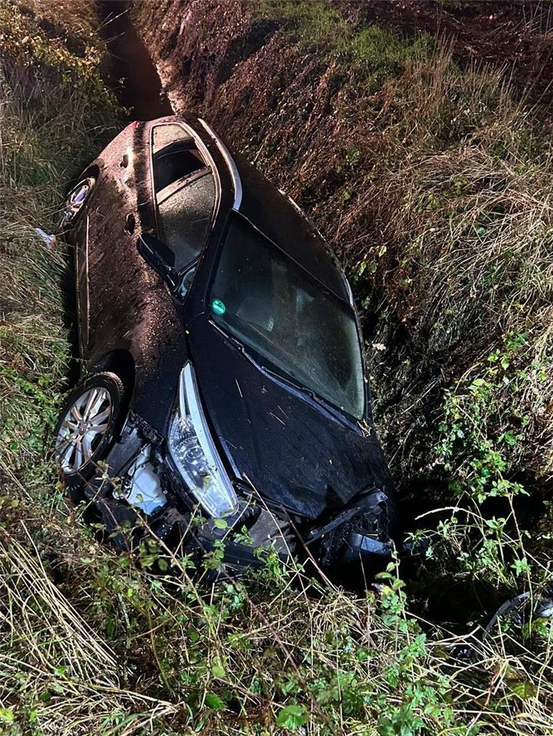 Um den Wagen zu bergen und die Unfallstelle zu sichern, rückte die Feuerwehr mit 20 Einsatzkräften aus.