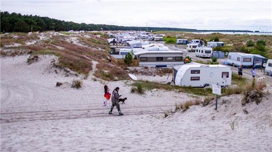 Um den pittoresken Dünen-Campingplatz in Prerow an der Ostsee wird vor Gericht und außerhalb heftig gestritten.