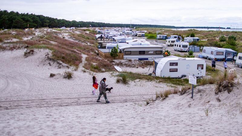 Um den pittoresken Dünen-Campingplatz in Prerow an der Ostsee wird vor Gericht und außerhalb heftig gestritten. (Archivbild)
