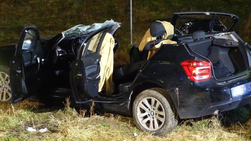 Um den verletzten Fahrer aus dem Fahrzeug zu befreien, mussten die Feuerwehrleute das Dach abtrennen.